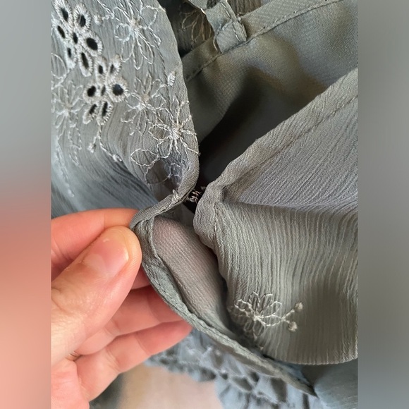 ASTR Women Sage Eyelet V-neck Cinched Waist Long Sleeves Blouse Size L - Picture 6 of 8